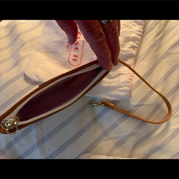 Coach Wristlet Hampton Weekend Collection - Picture 2 of 8